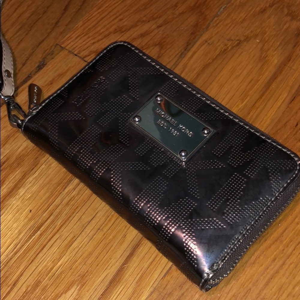Micheal Kors Logo Continental Wristlet silver